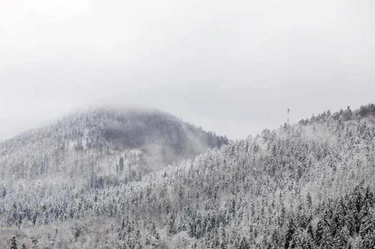 Snijeg zabijelio Gorski kotar