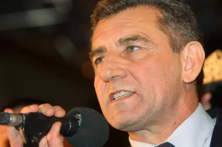 Generali na spektakularan način dočekani na Trgu