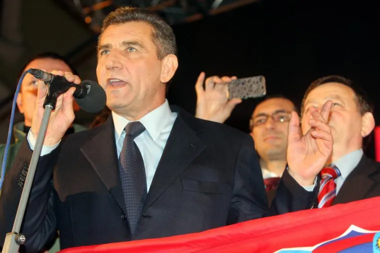 Generali na spektakularan način dočekani na Trgu