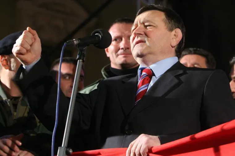 Generali na spektakularan način dočekani na Trgu