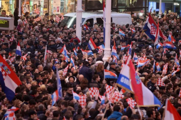 Generali na spektakularan način dočekani na Trgu