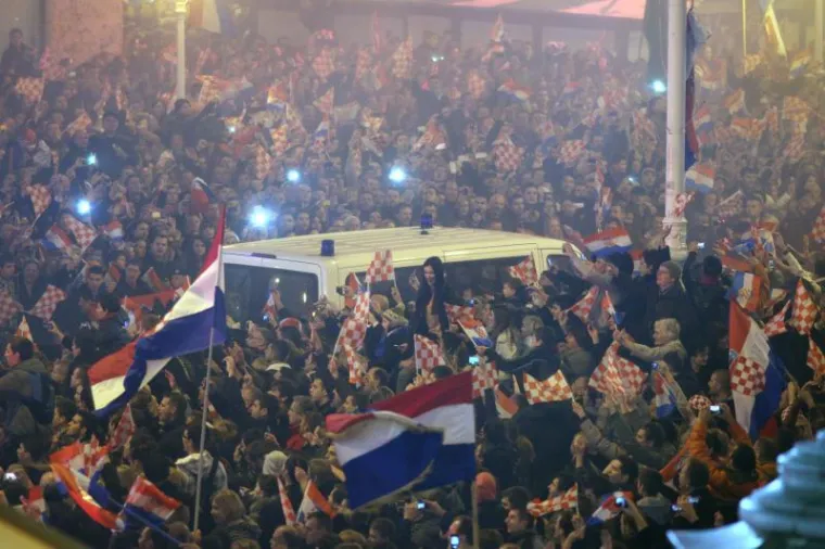 Generali na spektakularan način dočekani na Trgu