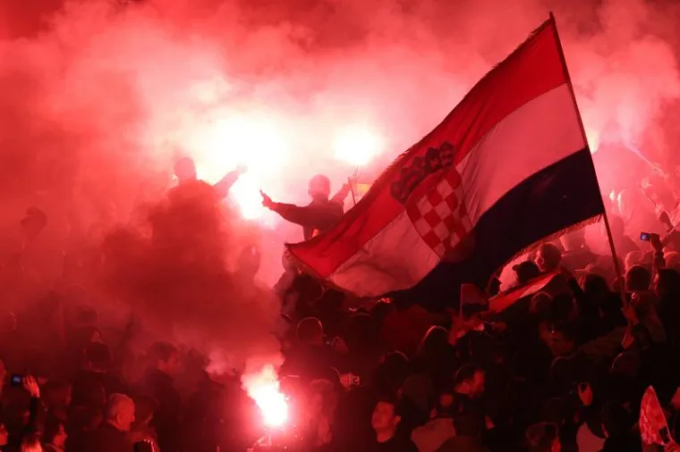 Generali na spektakularan način dočekani na Trgu