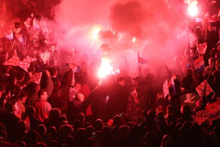 Generali na spektakularan način dočekani na Trgu