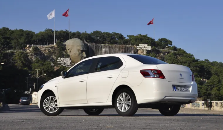 Dizajneri su bili inspirirani konceptnim automobilom SR1 koji simbolizira novi identitet Peugeota. Linije su jednostavne, čiste i profinjene. Vozilo karakteriziraju elegancija, moderan izgled i jednostavnost. Proporcije su uravnotežene, a profil uglađen i elegantan.