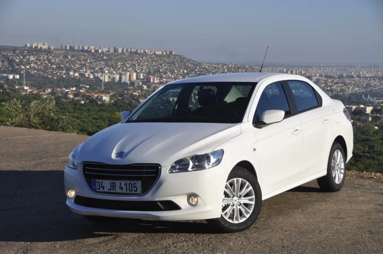 Kad govorimo o motorizaciji ona je u skladu s prohtjevima i mogućnostima kupaca ovakvih automobila. 301 je drugo vozilo u Peugeot gami, nakon 208, koje koristi novi Euro 5 3-cilindarski benzinski motor (1,2 l VTi), koji kombinira vrhunsku tehnologiju, užitak u vožnji i smanjenu potrošnju.