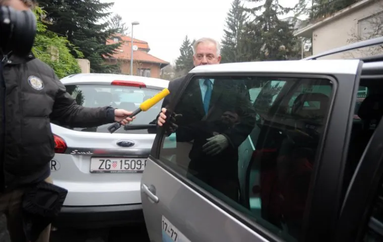 Ivo Sanader iza 9 sati izlazi iz svoje kuće u Kozarčevoj.