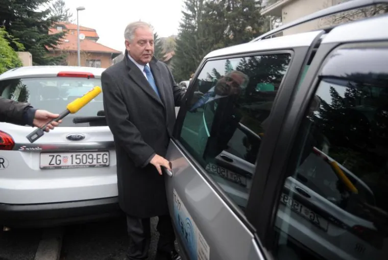 Ulazi u sivi automobil i kreće prema Županijskom sudu na Zrinjevcu.