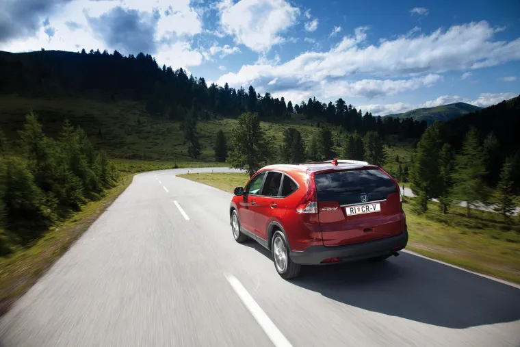 Jedina konstanta koju CR-V iz generacije u generaciju njeguje je prepoznatljiv i elegantan stil koji nudi izvrsne performanse i uvjerljivost u svim uvjetima vožnje.