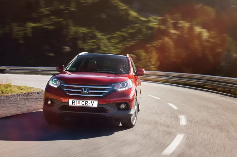 Impozantan dizajn novog modela, čertvrte generacije, dodatno je naglašen prednjom maskom s ukomponiranim svjetlima LED tehnologije i kromiranim detaljima. Pored toga, dinamičan dizajn staklenih površina omogućio je izvanrednu preglednost u vožnji.