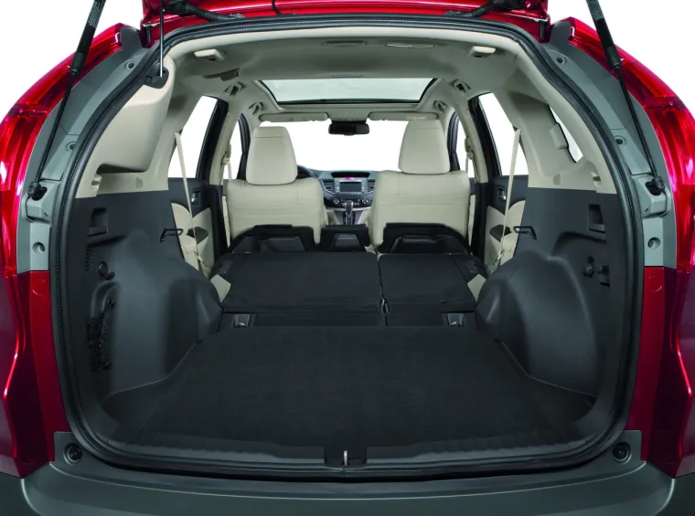 . Stražnja sjedala  sklopiva su samo jednim potezom ruke, u trenu stvaraju ravnu podnicu prtljažnog prostora tvoreći pri tom najveću zapremninu u klasi, od čak 1.146 litara.