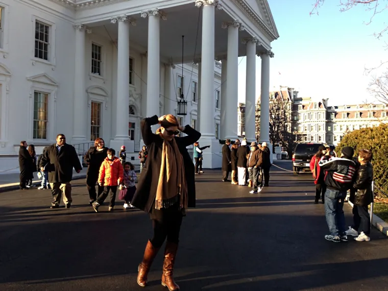 Oduvijek sam željela posjetiti Washington, odnosno Bijelu kuću. Dom svih američkih predsjednika od Johna Adamsa, mjesto gdje se odvijaju fascinantne stvari koje se ne tiču samo SAD-a nego svih nas, bez obzira na zemlju u kojoj živimo. Zato je obilazak Bijele kuće bio prvi na listi prioriteta, a ulazak je bio sve samo ne jednostavan.