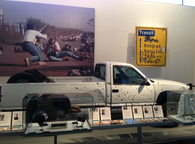 Tako ćete tamo naći originalne naslovnice od slijetanja na Mjesec preko 'suvenira' iz rata u BIH, do posljednje predsjedničke utrke Baracka Obame i Mitta Romneya.