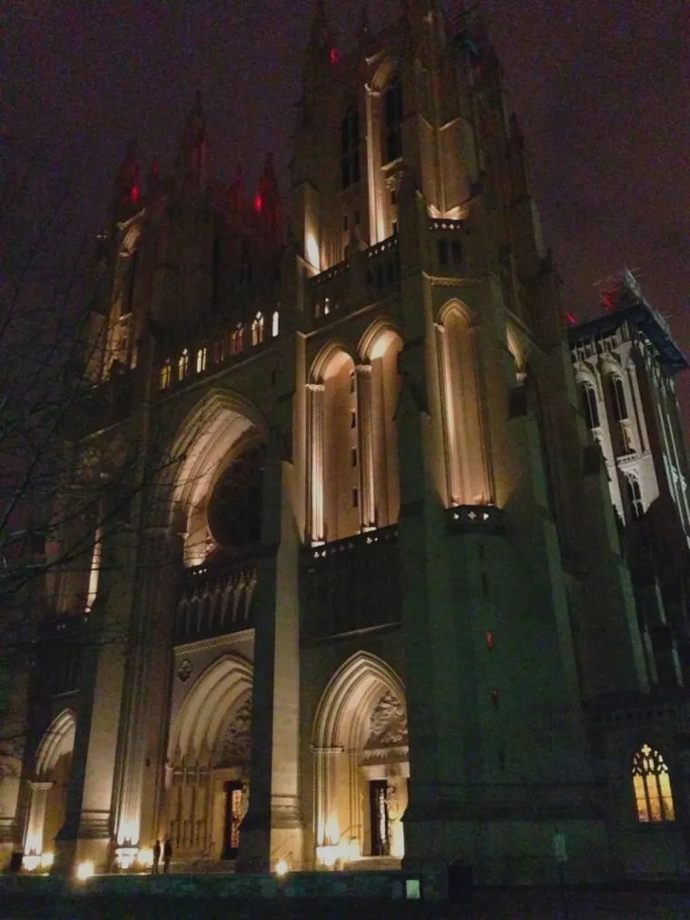 National Cathedral, ili punog naziva The Cathedral Church of Saint Peter and Saint Paul, noću djeluje doista impresivno...