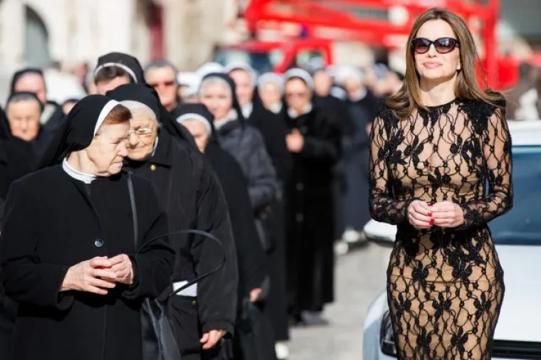 Časne sestre i svećenici odmjeravali zanosnu Severinu