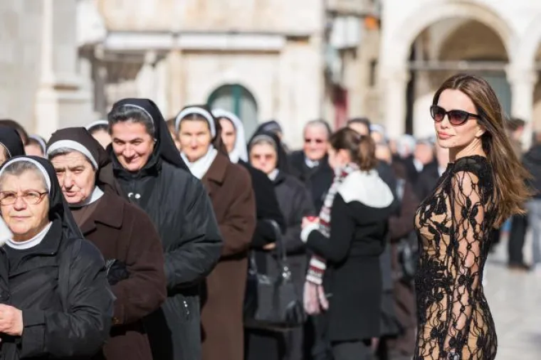 Časne sestre i svećenici odmjeravali zanosnu Severinu