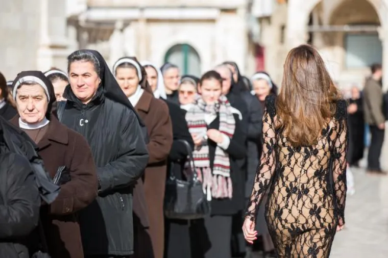 Časne sestre i svećenici odmjeravali zanosnu Severinu