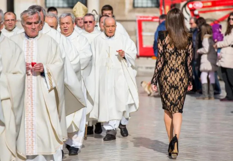 Časne sestre i svećenici odmjeravali zanosnu Severinu