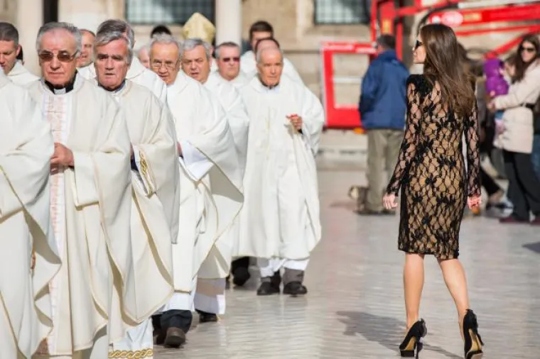 Časne sestre i svećenici odmjeravali zanosnu Severinu