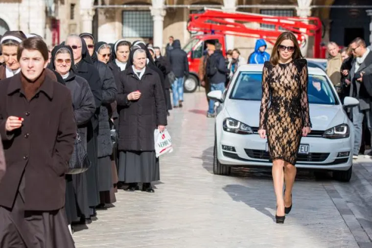 Časne sestre i svećenici odmjeravali zanosnu Severinu