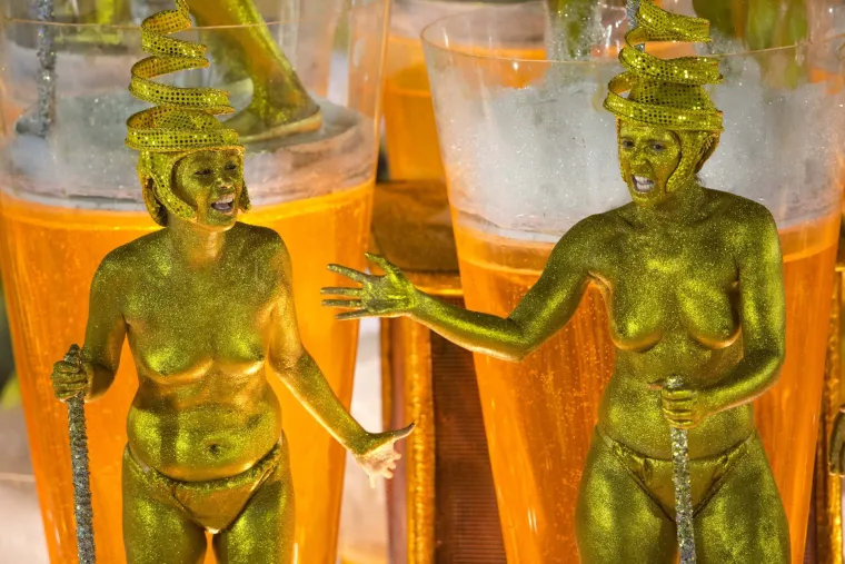 Razgolićene ljepotice, ples i fantastični kostimi - to je bit karnevala u Rio de Janeiru.