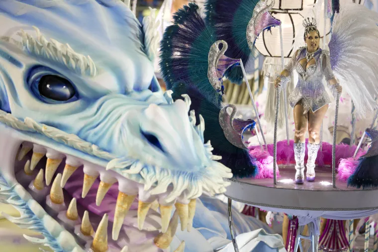 Pored oskudnih kostima, karnevalske povorke se natječuju tko će napraviti i najbolje zamaskirano vozilo za paradu.