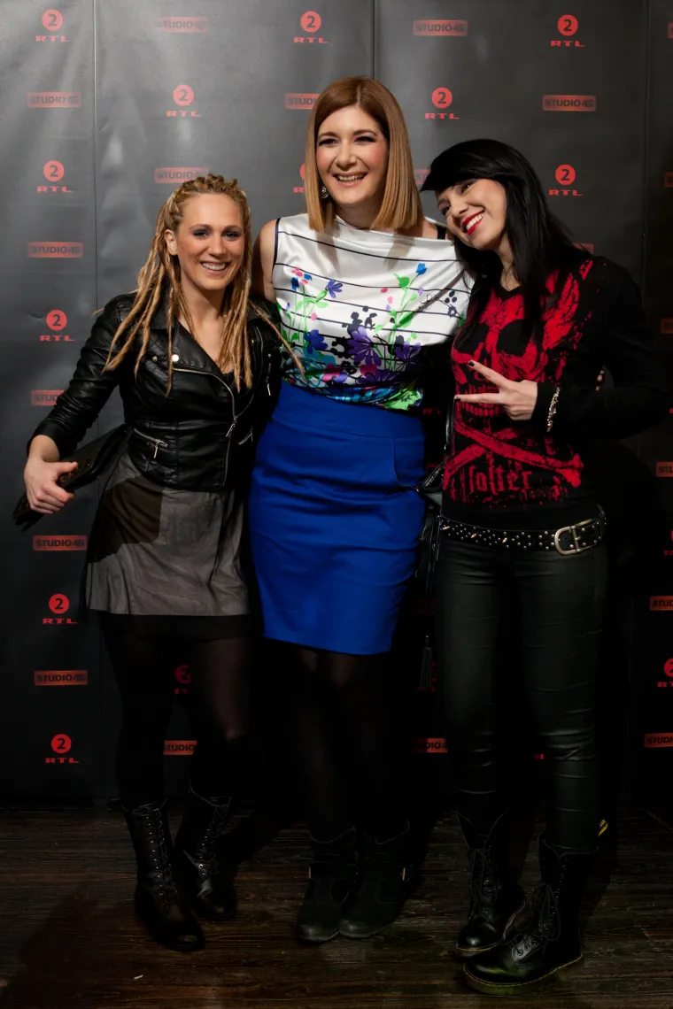 Pjevačice Neda Parmać i Žanamari Lalić poziraju s Tonkom.