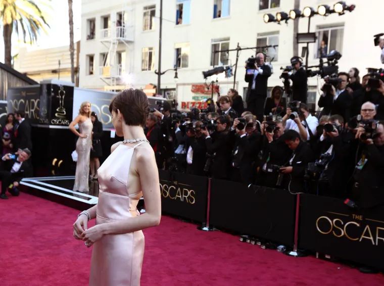 Mladu glumicu to nije previše zabrinjavalo jer je spremno pozirala fotografima, bez obzira što je njezin gornji dio tijekla bio potpuno 'izložen'.