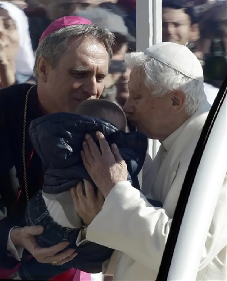 U jednom trenutku Benedikt XVI. je zastao, uzeo malo dijete iz publike i blagoslovio ga te nastavio vožnju.