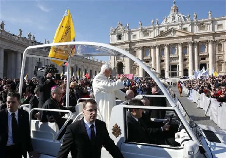 Papa prolazi trgom u svom papamobilu i pozdravlja okupljeno mnoštvo koje razdragano maše.