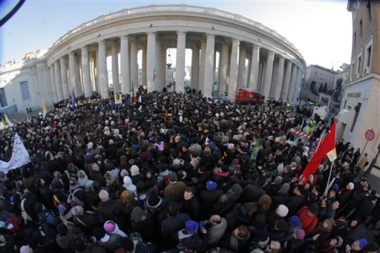 Vjernici i znatiželjnici počeli su se okupljati na trg od ranih jutarnjih sati kako bi imali &scaron;to bolju poziciju na veliki ekran na kojem će moći pratiti zbivanja.