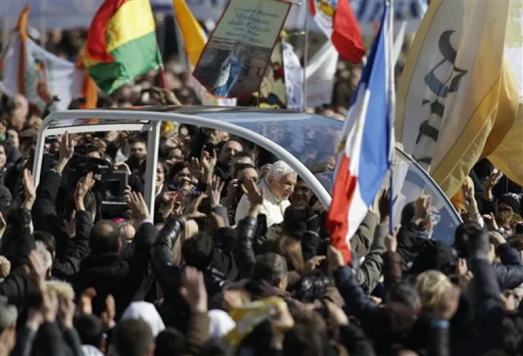 Papa prolazi trgom u svom papamobilu i pozdravlja okupljeno mno&scaron;tvo.