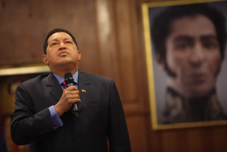 Chavez ispred portreta Simona Bolivara 2012. godine.
