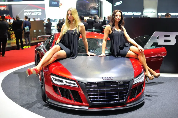 Atraktivne hostese na spektaklu u Ženevi