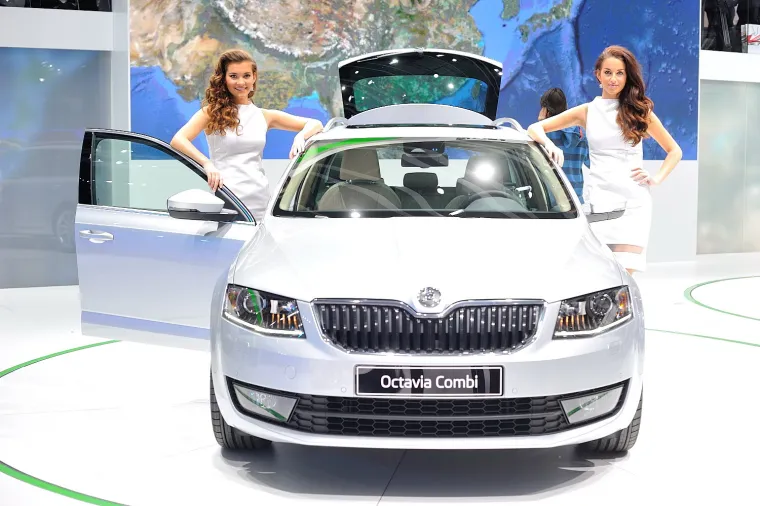 Atraktivne hostese na spektaklu u Ženevi