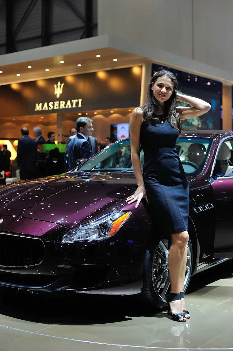 Atraktivne hostese na spektaklu u Ženevi