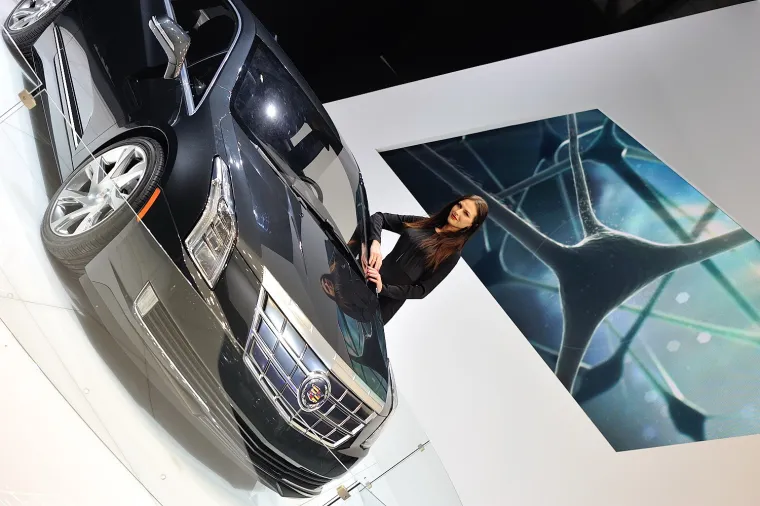 Atraktivne hostese na spektaklu u Ženevi