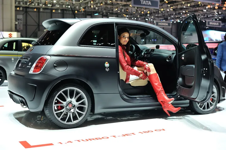 Atraktivne hostese na spektaklu u Ženevi