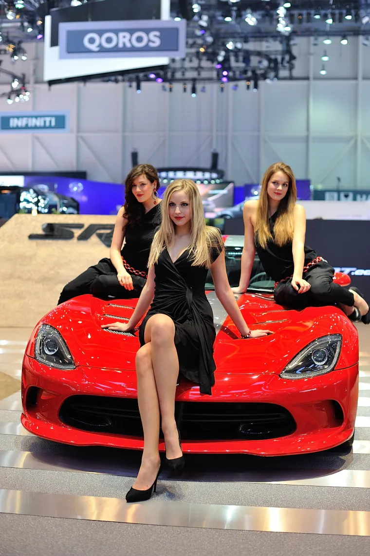 Atraktivne hostese na spektaklu u Ženevi