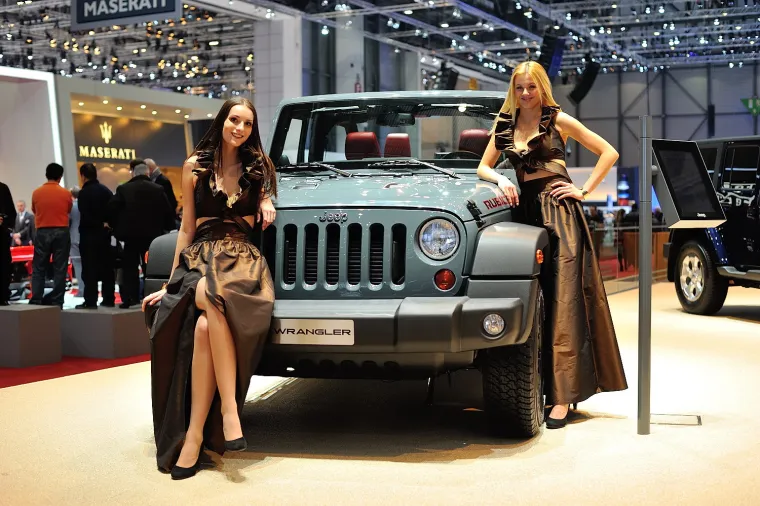 Atraktivne hostese na spektaklu u Ženevi