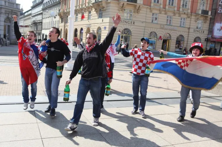 Neki su čak i za partiju nogometa na Jelačić placu.
