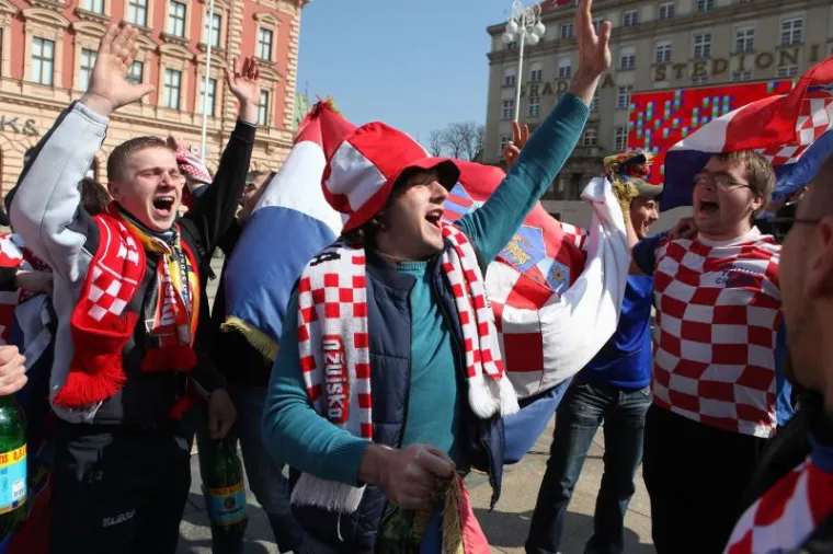 Hrvatski navijači od jutra okupirali trgove