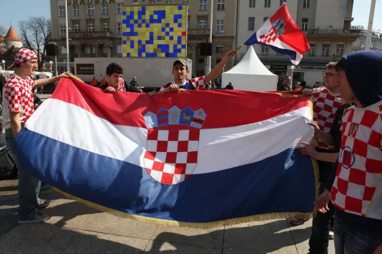 Hrvatski navijači od jutra okupirali trgove