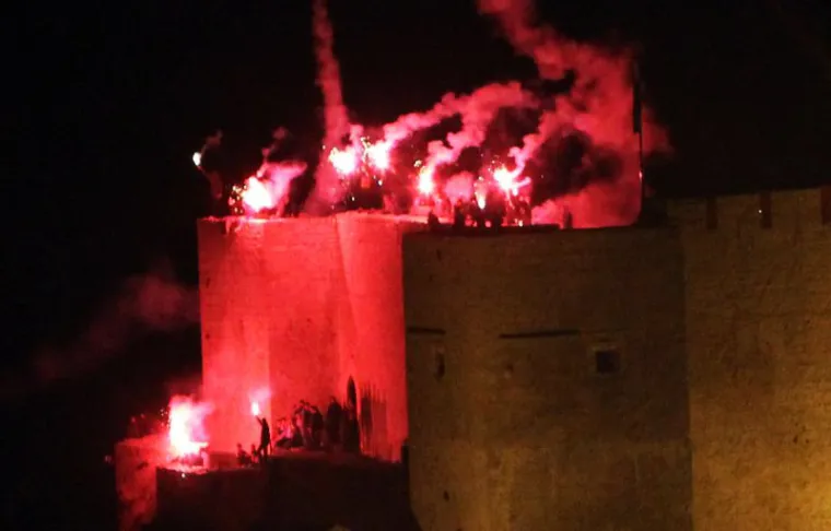 Tisuće baklji obasjalo je Kre&scaron;imirov grad za 30. rođendan Funcuta. Oko 20.30 sati oglasili su se topovi na &scaron;ibenskoj rivi, uga&scaron;ena su sva svijetla, a potom je uslijedila spektakularna bakljada. &Scaron;ibenčani dugo nisu vidjeli ovoliko ljudi u gradu, a fe&scaron;ta će potrajati do dugo u noć, u Docu, popularnom okupljali&scaron;tu &scaron;ibenske mladeži i svih onih koji se tako osjećaju.