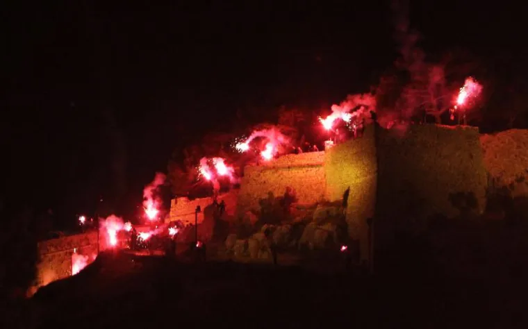 Tisuće baklji obasjalo je Kre&scaron;imirov grad za 30. rođendan Funcuta. Oko 20.30 sati oglasili su se topovi na &scaron;ibenskoj rivi, uga&scaron;ena su sva svijetla, a potom je uslijedila spektakularna bakljada. &Scaron;ibenčani dugo nisu vidjeli ovoliko ljudi u gradu, a fe&scaron;ta će potrajati do dugo u noć, u Docu, popularnom okupljali&scaron;tu &scaron;ibenske mladeži i svih onih koji se tako osjećaju.