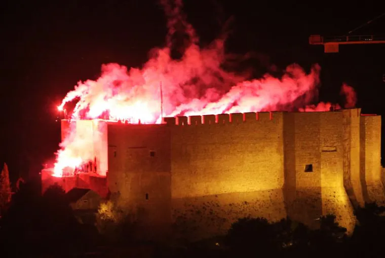 Tisuće baklji obasjalo je Kre&scaron;imirov grad za 30. rođendan Funcuta. Oko 20.30 sati oglasili su se topovi na &scaron;ibenskoj rivi, uga&scaron;ena su sva svijetla, a potom je uslijedila spektakularna bakljada. &Scaron;ibenčani dugo nisu vidjeli ovoliko ljudi u gradu, a fe&scaron;ta će potrajati do dugo u noć, u Docu, popularnom okupljali&scaron;tu &scaron;ibenske mladeži i svih onih koji se tako osjećaju.