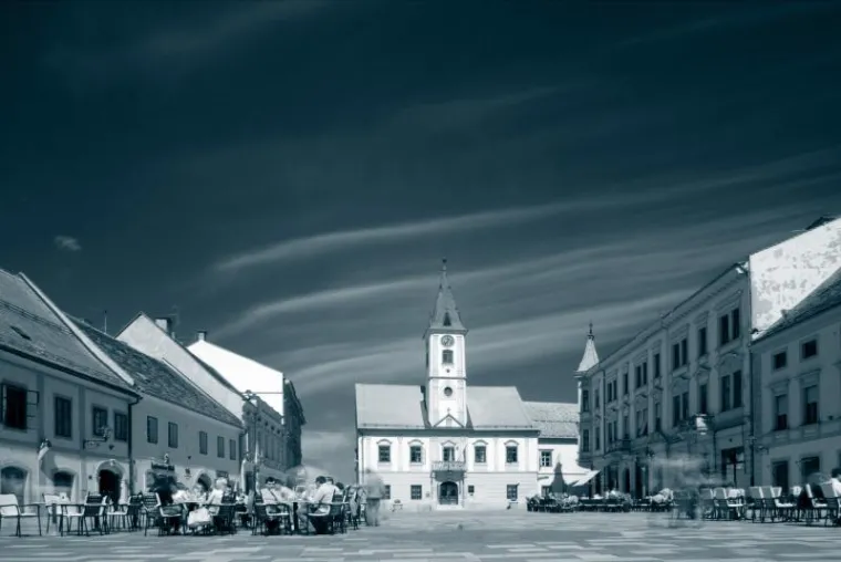 Drugačiji pogled na grad. Tehnikom fotografiranja kroz crveni filter postignute su romantične slike grada.