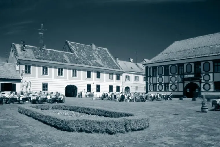 Drugačiji pogled na grad. Tehnikom fotografiranja kroz crveni filter postignute su romantične slike grada.