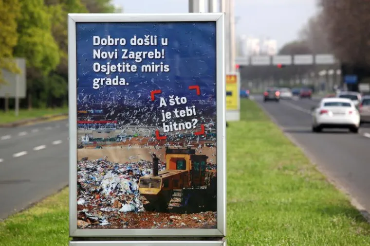 Uz fotografiju odlagališta otpada Jakuševca, kojeg gradske vlasti već duže vrijeme obećavaju sanirati, stoji natpis 'Dobrodošli u Novi Zagreb! Osjetite miris grada'.