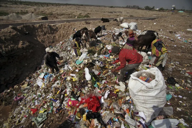 Zgražavajući prizori velikog problema sa smećem na dan planeta Zemlje u Indiji